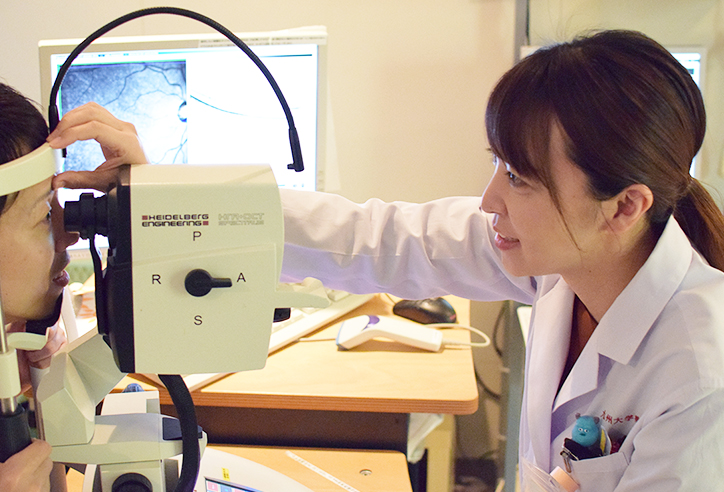 機器を使って患者の目の検査をする女性の視能訓練士