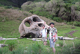 巨大な化石の前に立つ男性2人