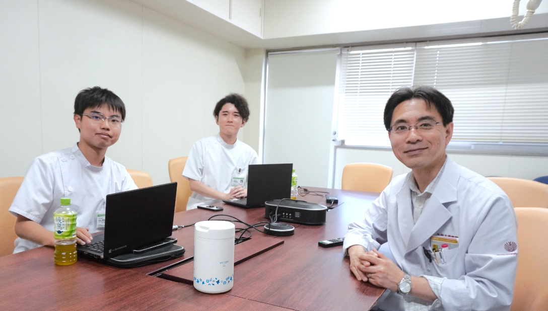 園田教授と学生4人